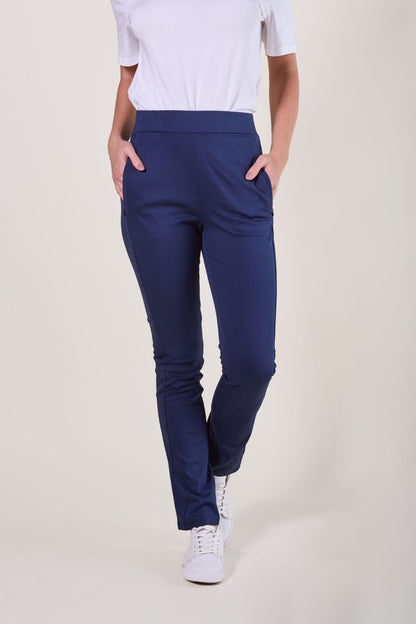 Pantalon anti-UV bleu pour femme, léger et élégant, offrant une protection solaire UPF 50+ pour toutes les aventures.