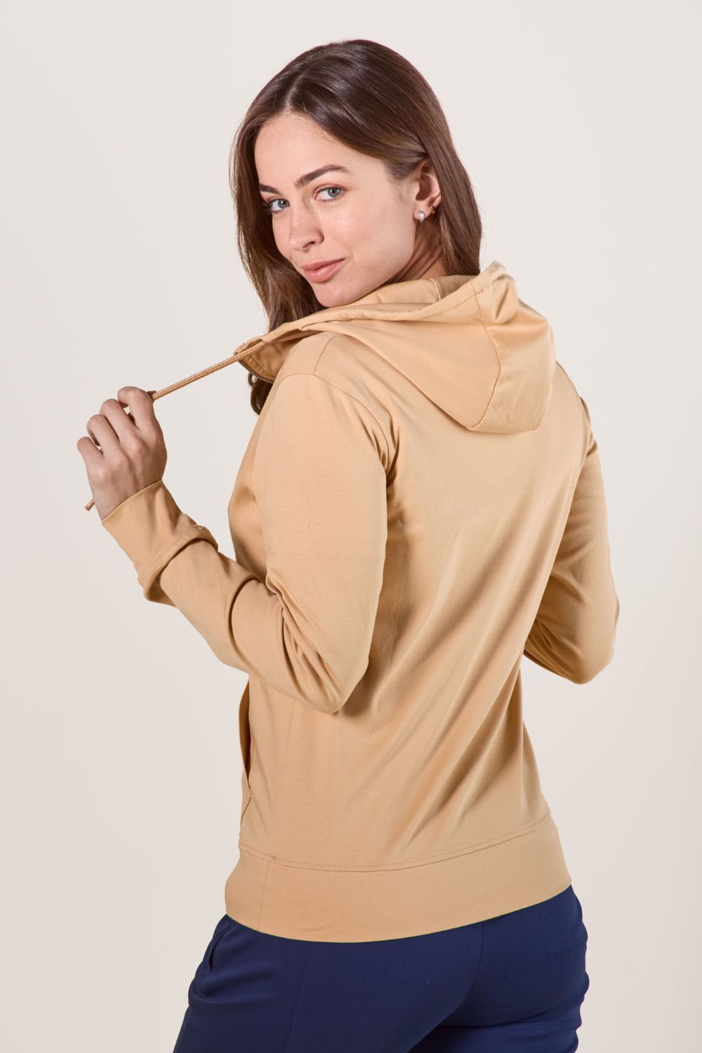 Sweat-shirt anti-UV femme en teinte Café Glacé, léger et confortable, parfait pour les activités extérieures.