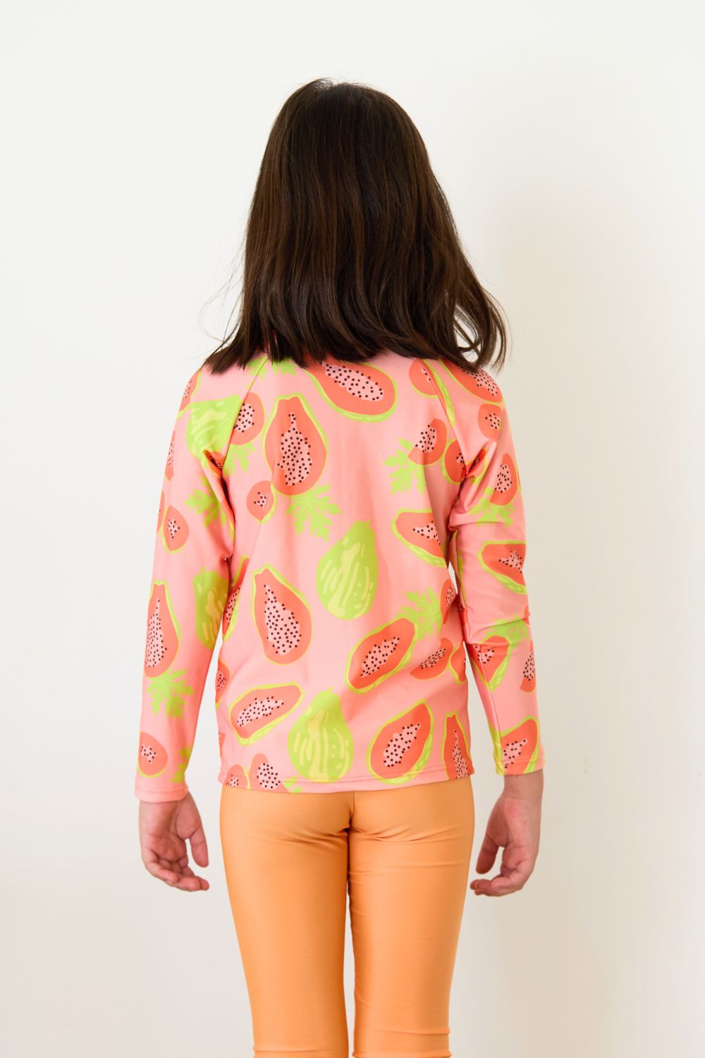 T-shirt de bain anti-UV rose à motifs de fruits pour fille, manches longues et tissu UPF 50+, idéal pour jouer au soleil.